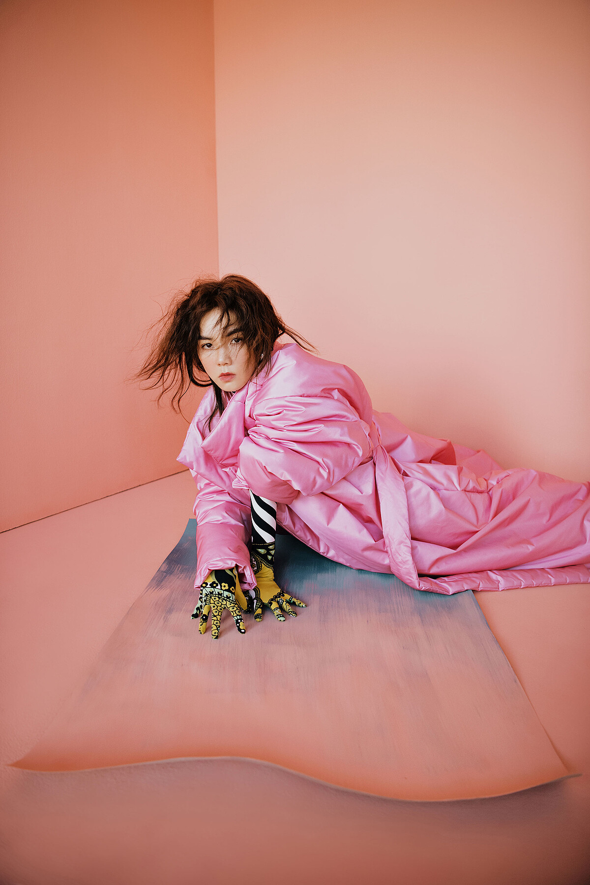 印花連身衣,Moncler Genius by Richard Quinn;粉色鋪絨大衣,Balenciaga。