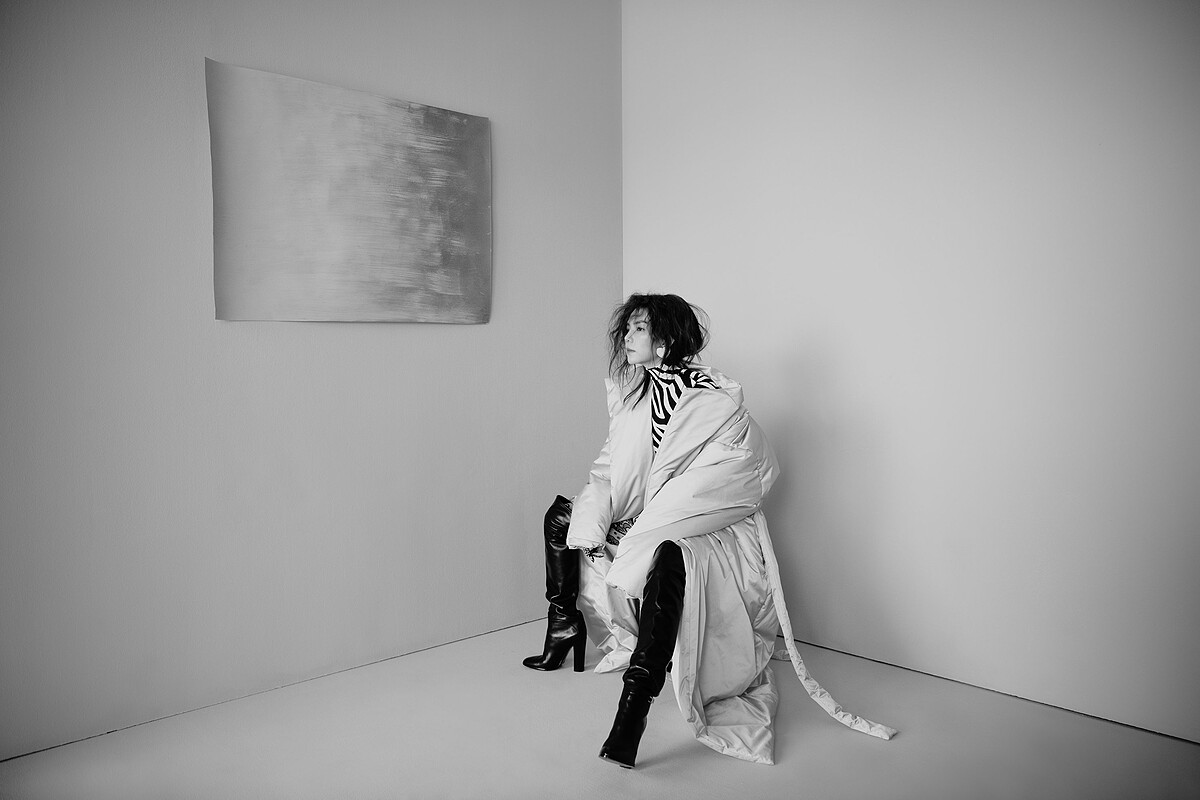 印花連身衣,Moncler Genius by Richard Quinn;粉色鋪絨大衣,Balenciaga;皮革粗高跟長靴,CELINE。