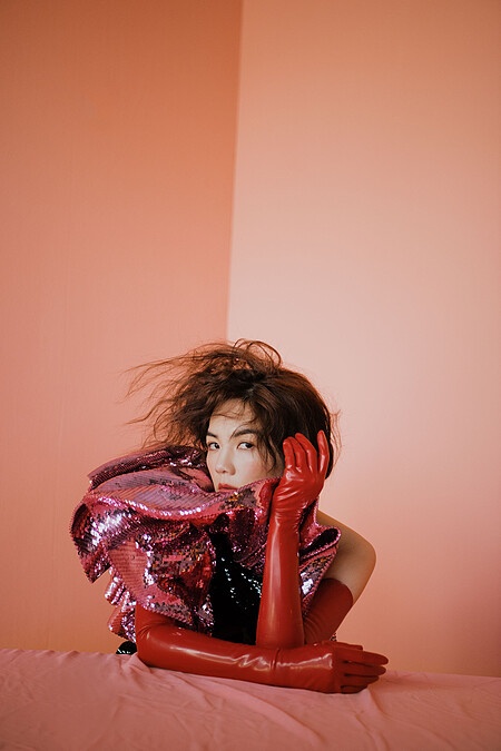 不對稱剪裁亮片洋裝，Saint Laurent @ Yoox；紅色手套為私人提供。