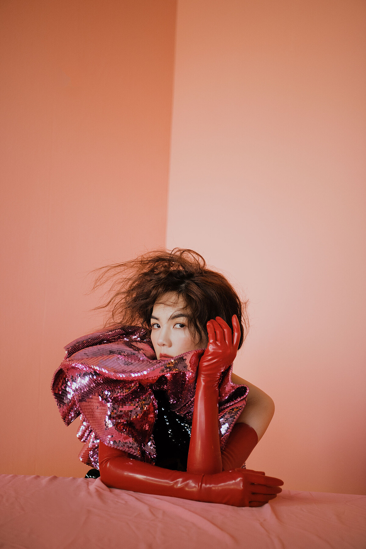 不對稱剪裁亮片洋裝,Saint Laurent @ Yoox;紅色手套為私人提供。