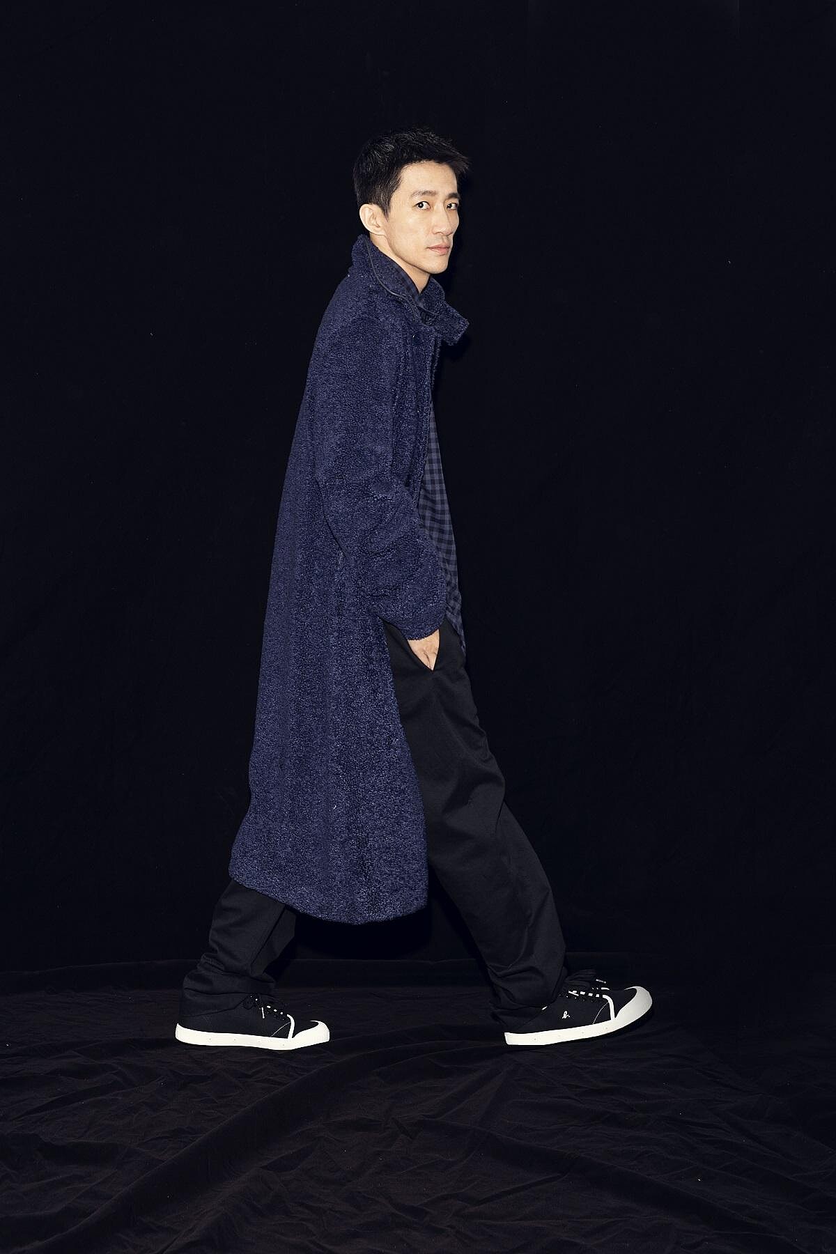 藍格紋襯衫、毛氈長版大衣、黑色寬版褲、黑色休閒鞋，all by Agn&egrave;sb。