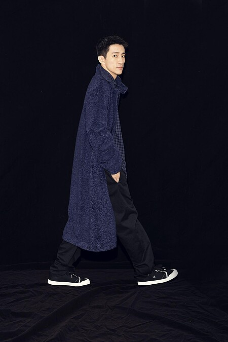 藍格紋襯衫、毛氈長版大衣、黑色寬版褲、黑色休閒鞋，all by Agn&egrave;sb。