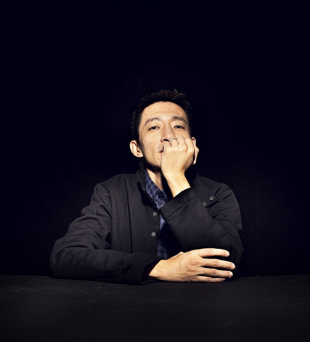 藍格紋襯衫、黑色短版外套，both by Agn&egrave;sb。