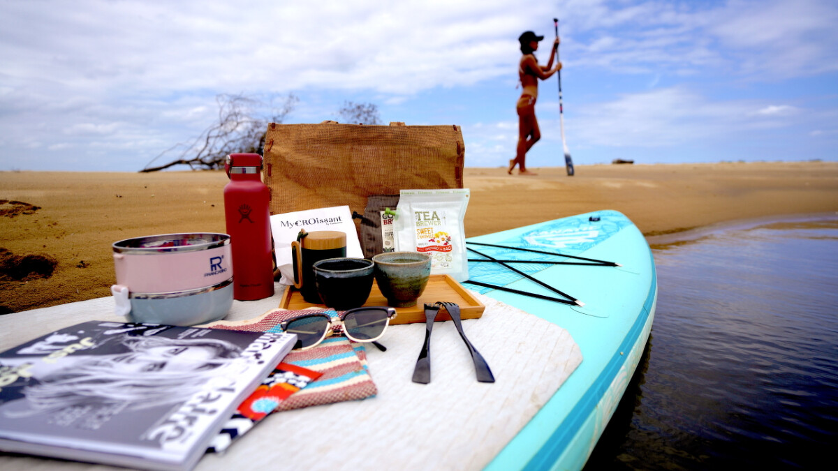 SUP水上野餐包： 有機洋甘菊茶：PALIER 有機茶/咖啡、蘋果可頌：MyCroissant Taipei吉可頌丹麥專賣店、保溫水瓶：Hydroflask 