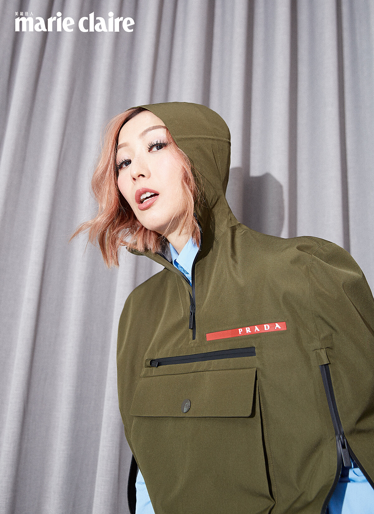 斗篷上衣、藍色口袋襯衫，Prada