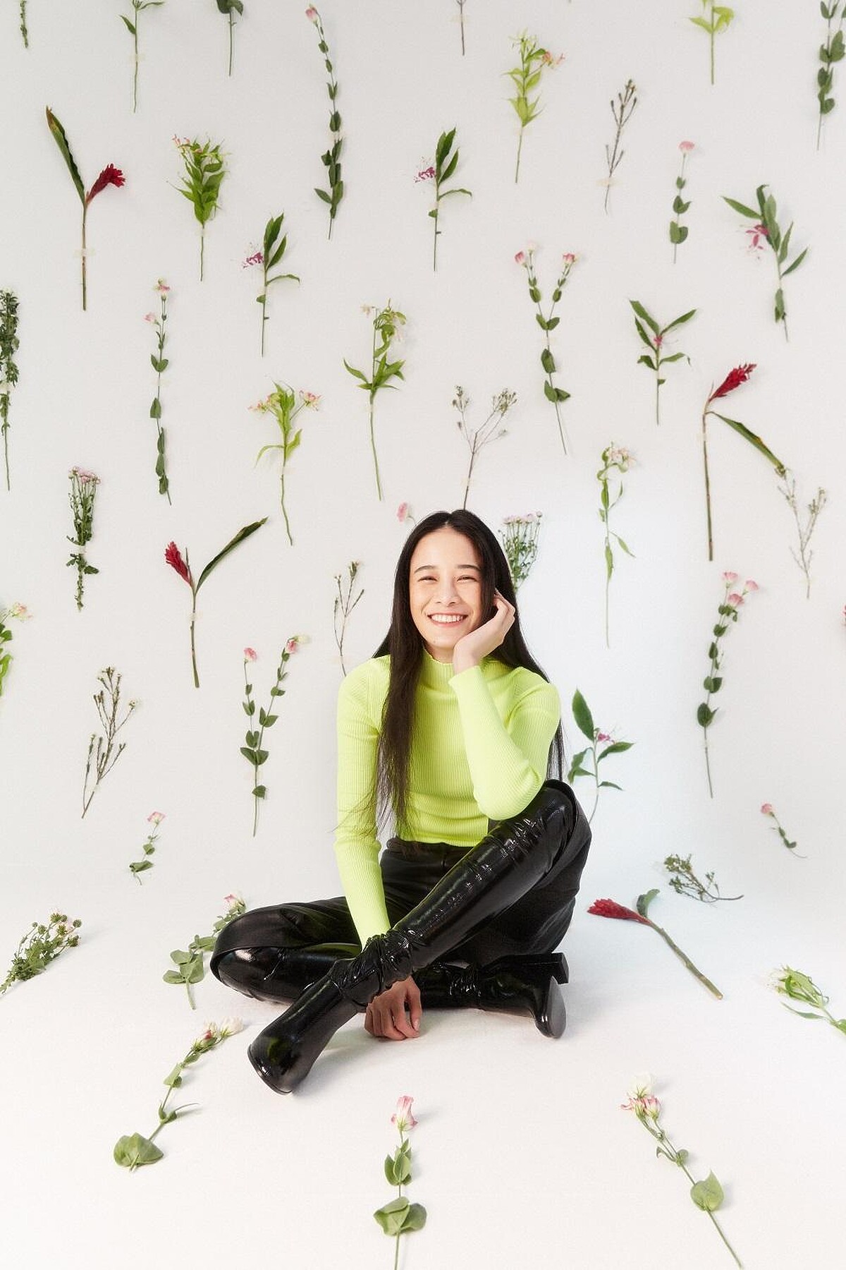 亮黃色針織上衣、皮革七分皮褲、漆亮皮過膝長靴，all by Maje。