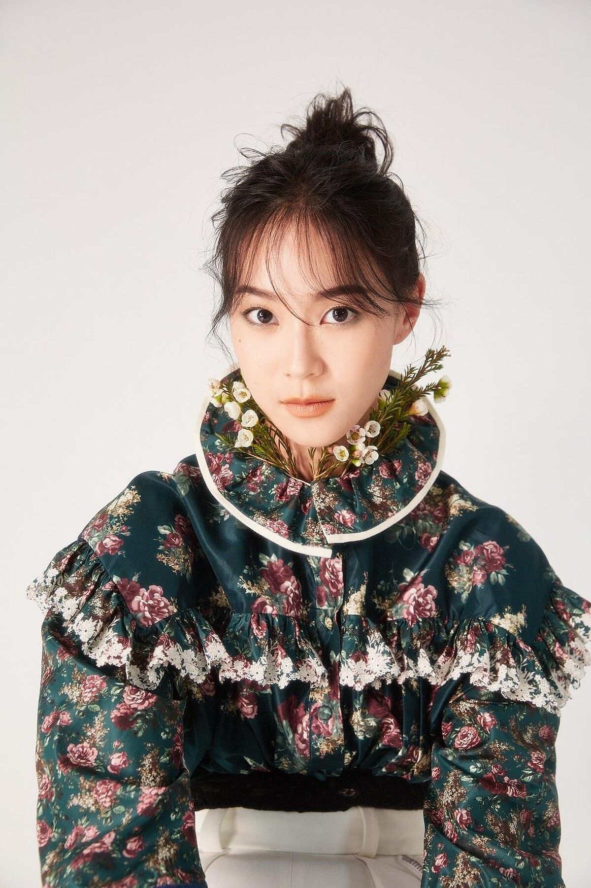 白色拉鍊裝飾長褲、印花上衣、皮鞋,all by Louis Vuitton。