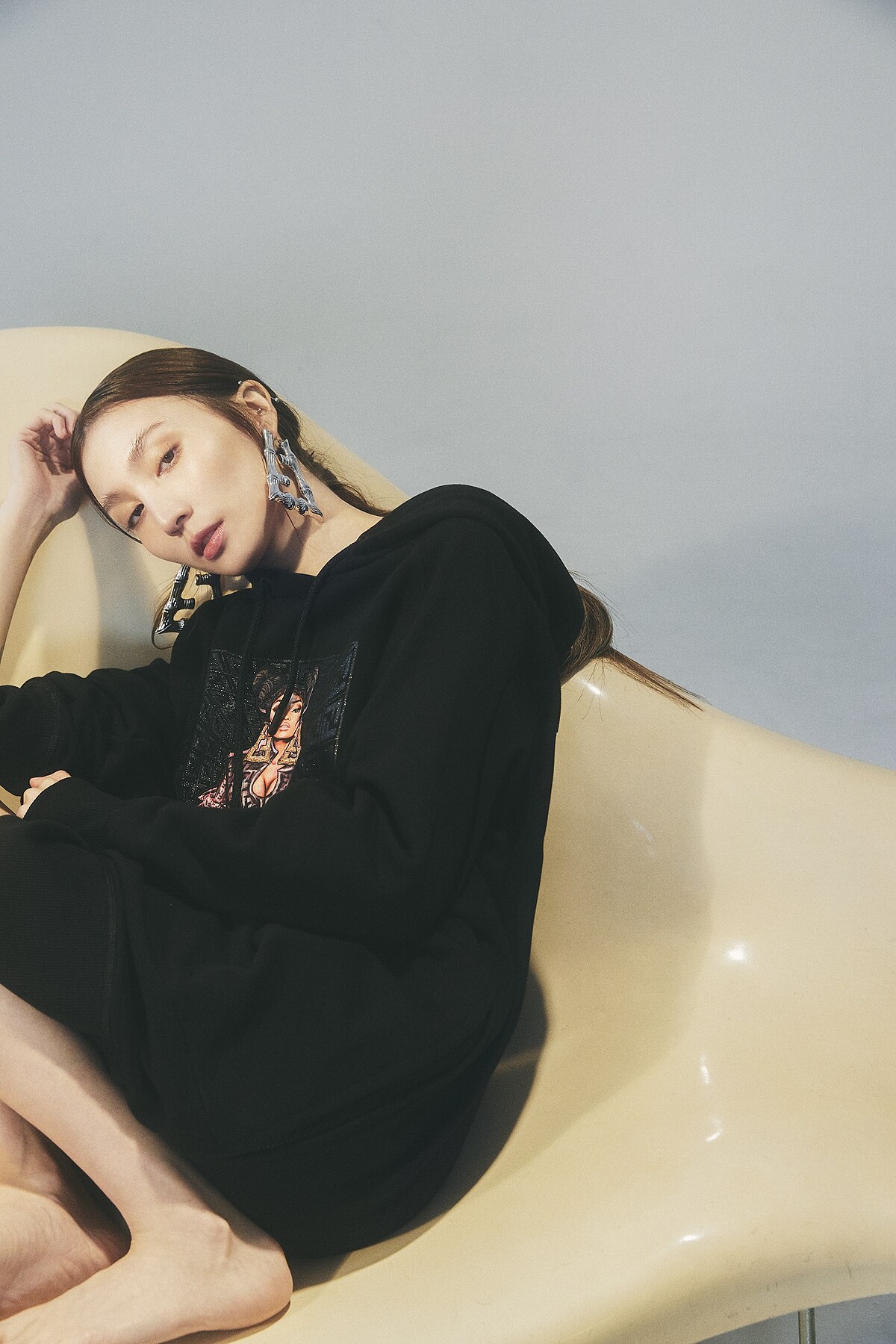 銀色雕刻細節雙F字母耳環、塗鴉感帽T,both by Fendi。