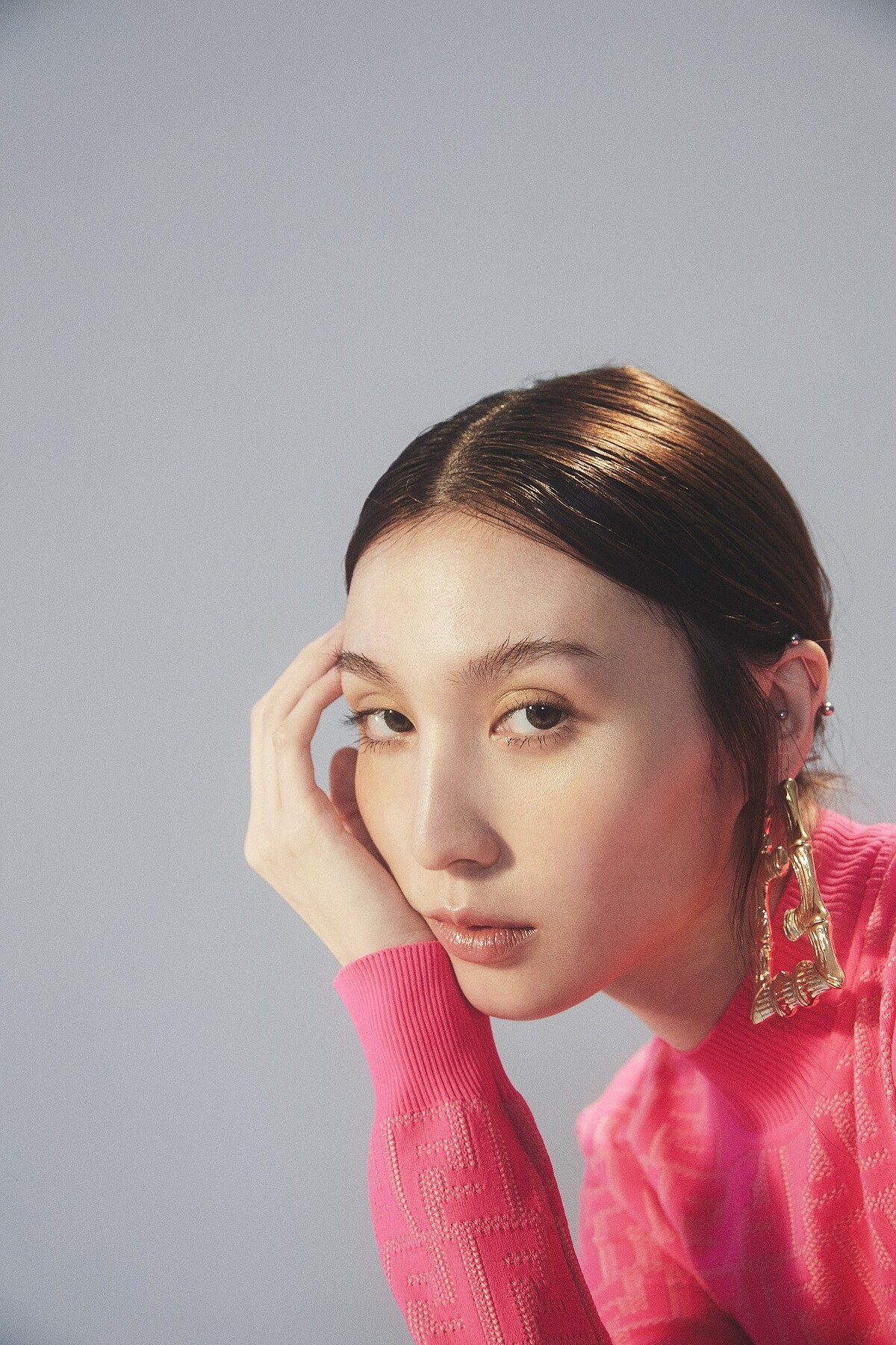 金色雕刻細節雙F字母耳環、螢光粉紅洋裝,both by Fendi。