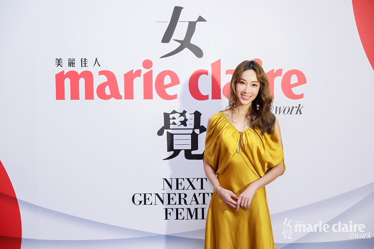 隋棠於活動背板前拍照