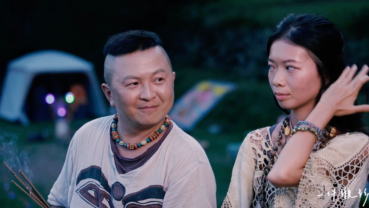 【一件襯衫】以山海為家的「嬉皮情侶」，騎車浪跡天涯。