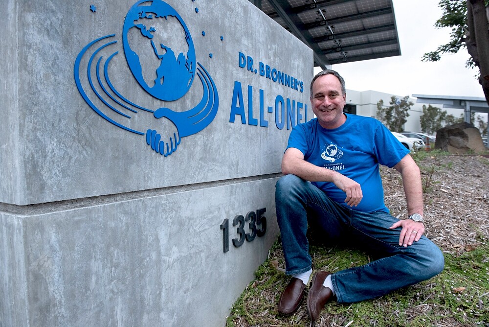 布朗博士品牌總裁麥克布朗(Michael Bronner)與哥哥大衛布朗致力於提倡許多社會和環境正義議題,並且帶領品牌獲得許多認證,如使用公平貿易原料、天然有機化妝品、OTCO美國奧勒岡州有機耕作認證等。