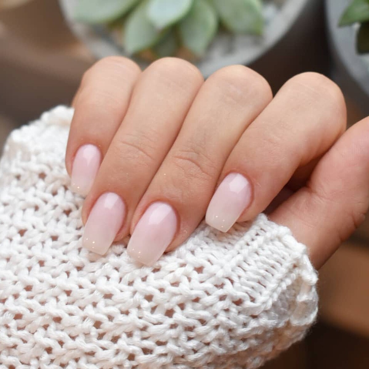 2019秋冬美甲趨勢「棉花糖漸層」美甲範例。