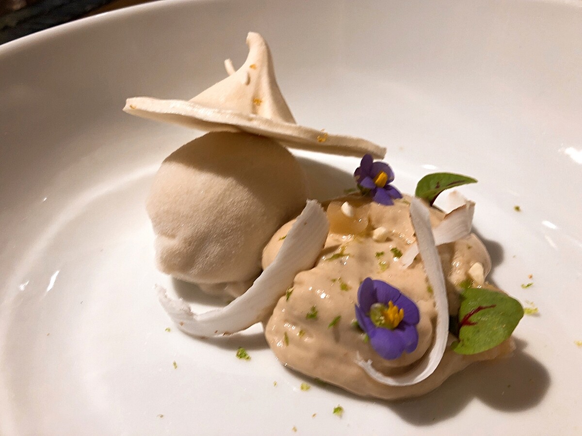 用釋迦泥製成的雪酪,配上薑汁鳳梨鮮奶油,同樣有清爽驚喜口感。