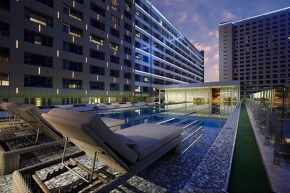 露天泳池能飽覽絕佳景觀