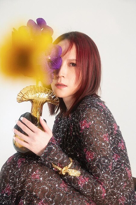 銀絲碎花洋裝、金色綁帶手鐲,all by Chloé