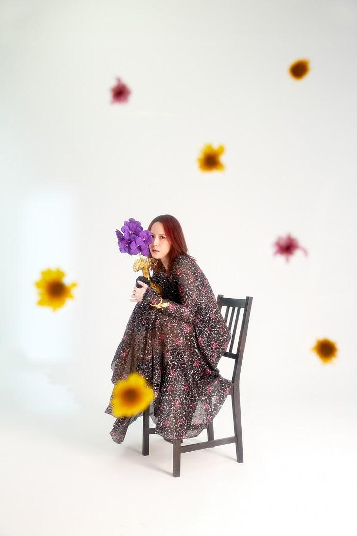 銀絲碎花洋裝、金色綁帶手鐲，all by Chlo&eacute; ；黑色皮手套，JUNEYEN