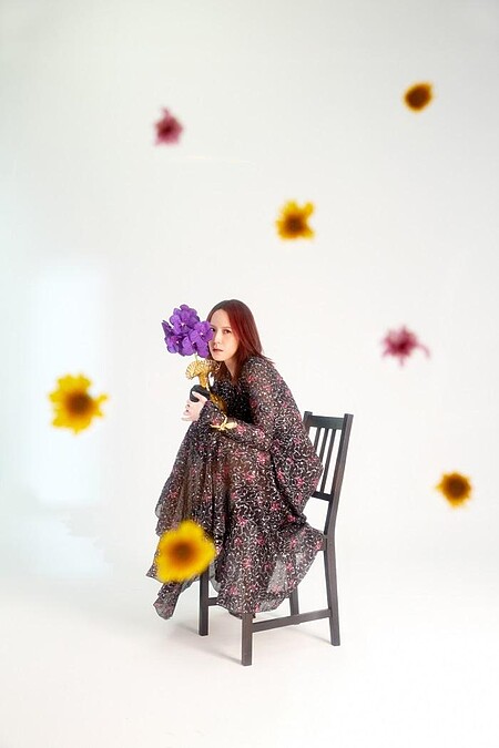 銀絲碎花洋裝、金色綁帶手鐲,all by Chloé ;黑色皮手套,JUNEYEN