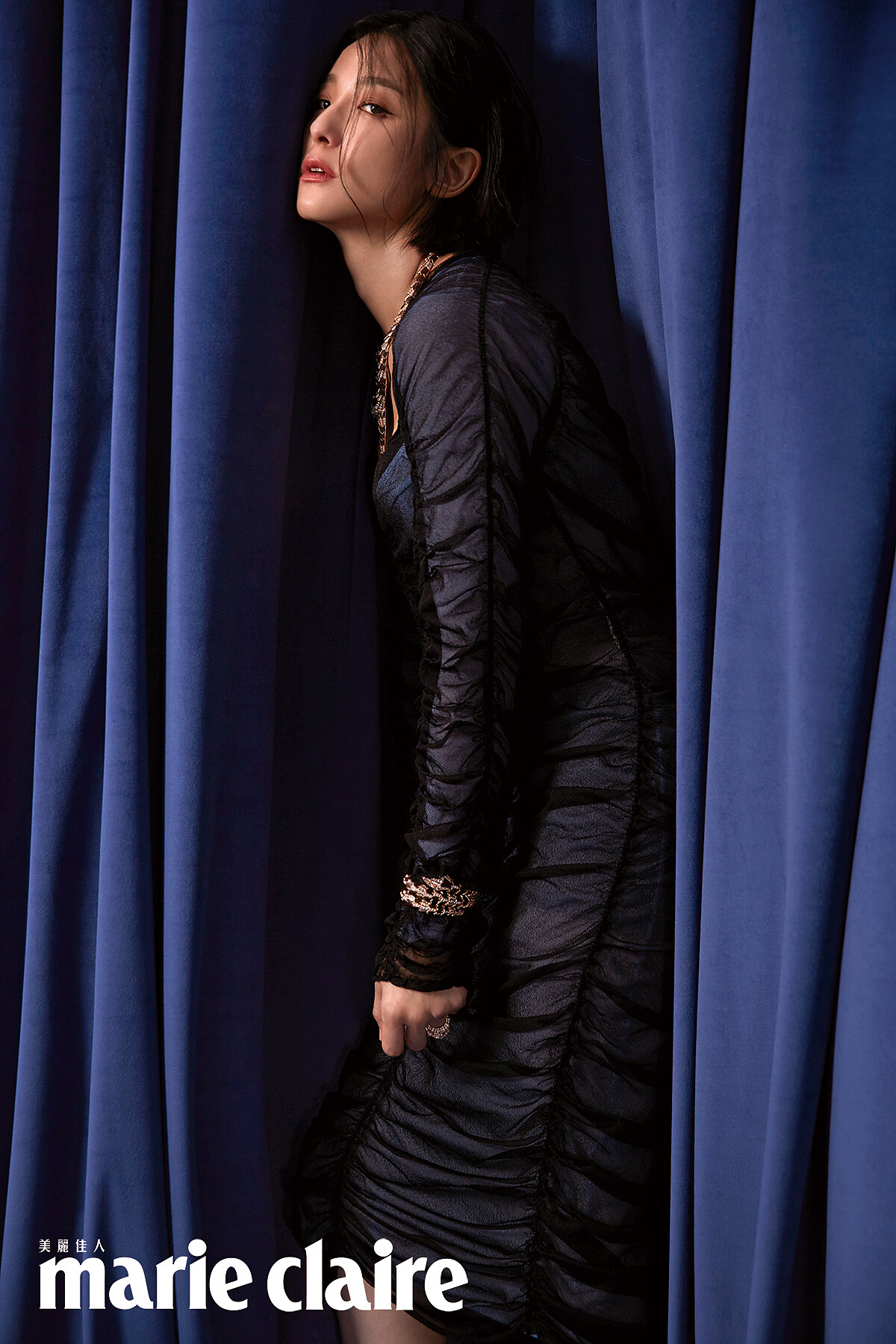 Serpenti 蛇型項鍊、戒指，all by Bulgari；黑色皺紗襯藍底洋裝，Bottega Veneta