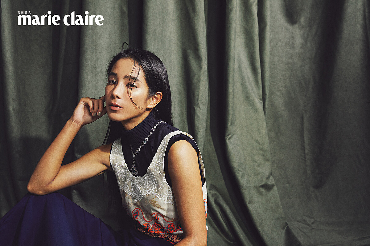 Diva系列墜鍊、手環、戒指，all by Bulgari ；藍色高領衫、圖紋拼接洋裝，both by Chlo&eacute;