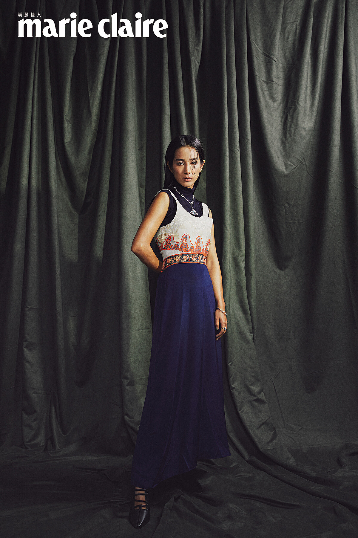 Diva系列墜鍊、手環、戒指，all by Bulgari ；藍色高領衫、圖紋拼接洋裝，both by Chlo&eacute;