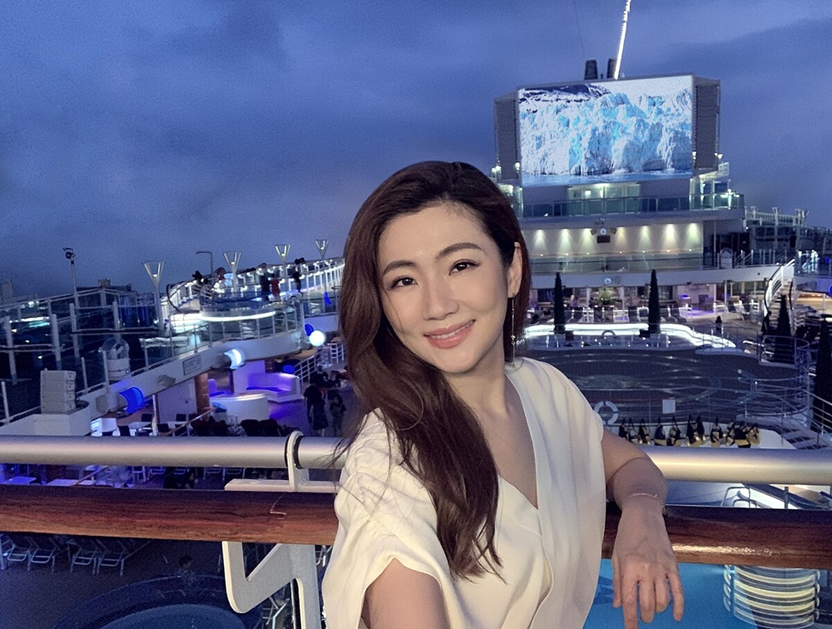 Selina開心在「星空露天電影院」前自拍