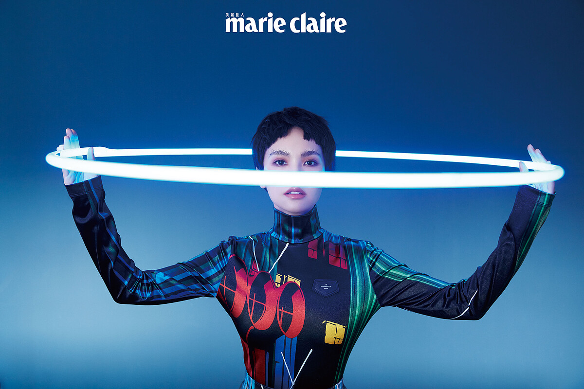 圖騰高領上衣、圖騰皮革裙,all by Louis Vuitton。