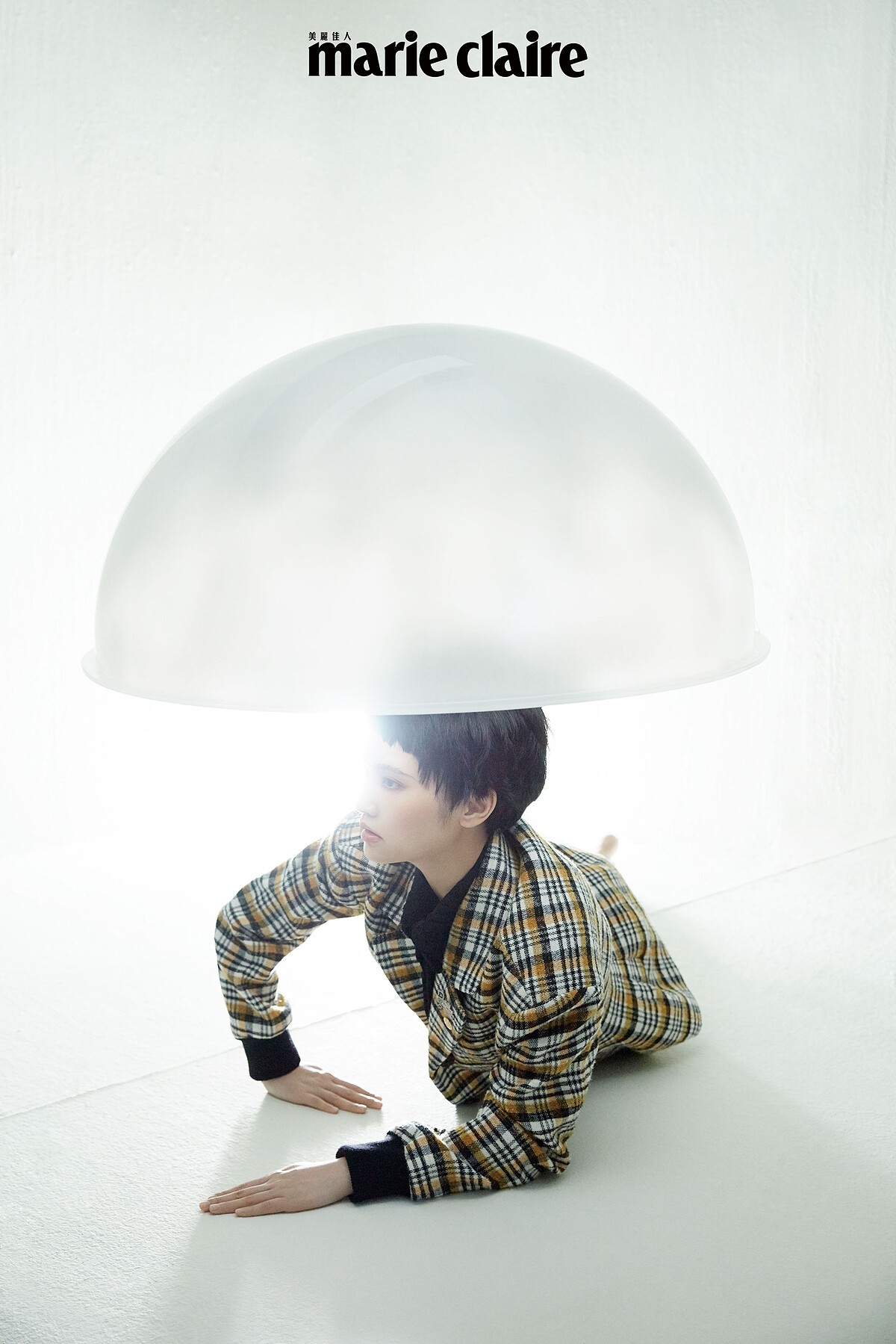 針織上衣、格紋毛呢外套,both by Louis Vuitton。