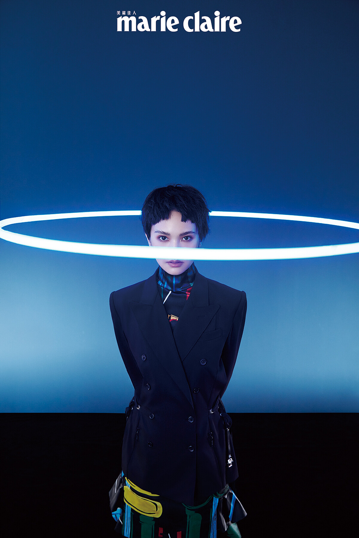 圖騰高領上衣、圖騰皮革裙、黑色西裝外套,all by Louis Vuitton。