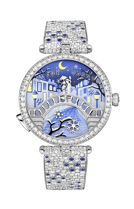 若仔細觀察，不難發現當這對戀人親吻時，是不在正規的時與分數字標示範圍內的。這象徵著珍愛之吻，讓人忘卻時間，剎那即永恆。Van Cleef & Arpels - Lady Arpels Pont des Amoureux Hiver 冬季腕錶 (正面親吻)