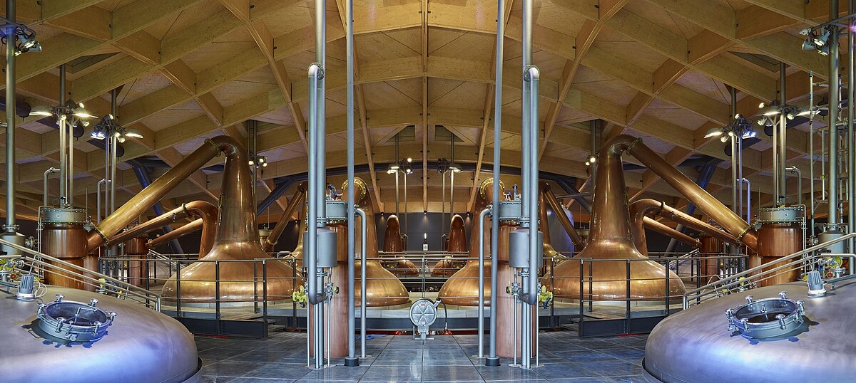 麥卡倫新酒廠 蒸餾器如藝術品般排列以及宏偉的木造屋頂內部