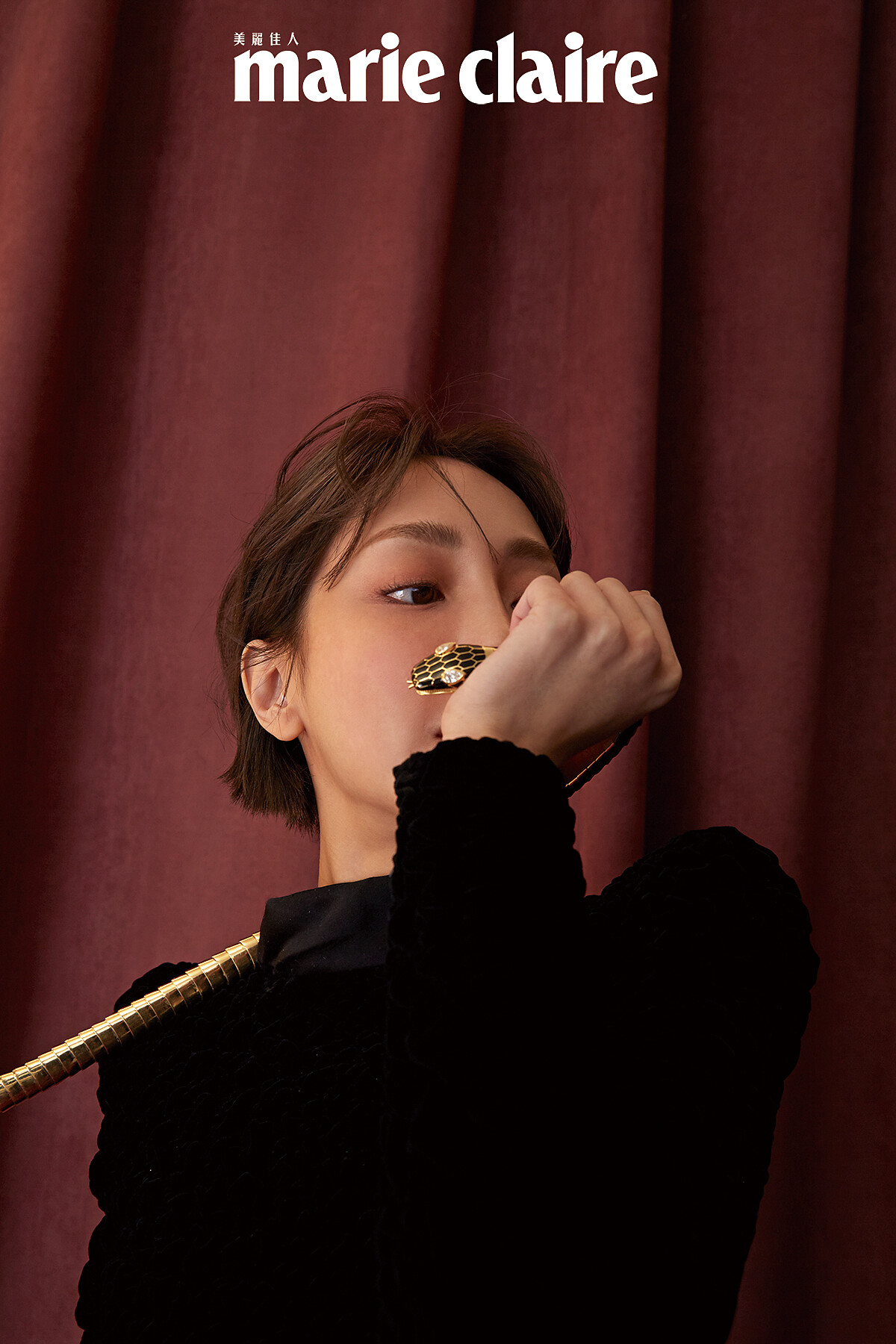 黑絲絨上衣，Saint Laurent；Serpenti 骨董珠寶腰帶，Bulgari。