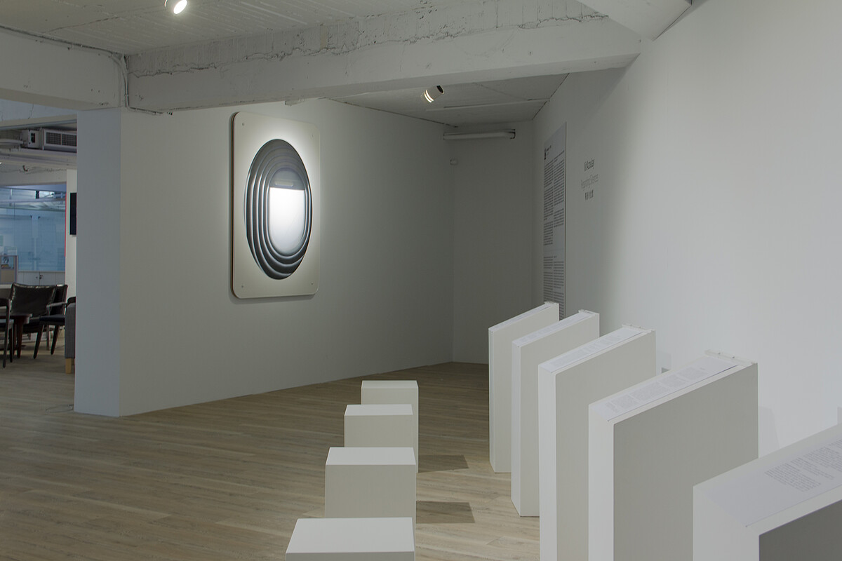 展場中放置與以色列士兵的訪問稿，如墓碑般的桌椅設計，回應著他們在療養機構裡受的孤立與壓迫。