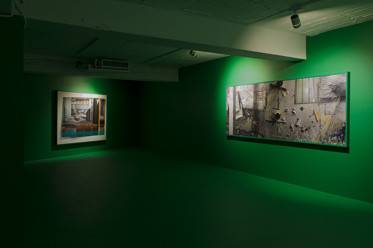 漆成綠色的展區，源自一名戰俘的自述，說自己的生活在這些經歷之後，常處在空洞感中，像活在綠幕的模擬情境，無法感受真實感。