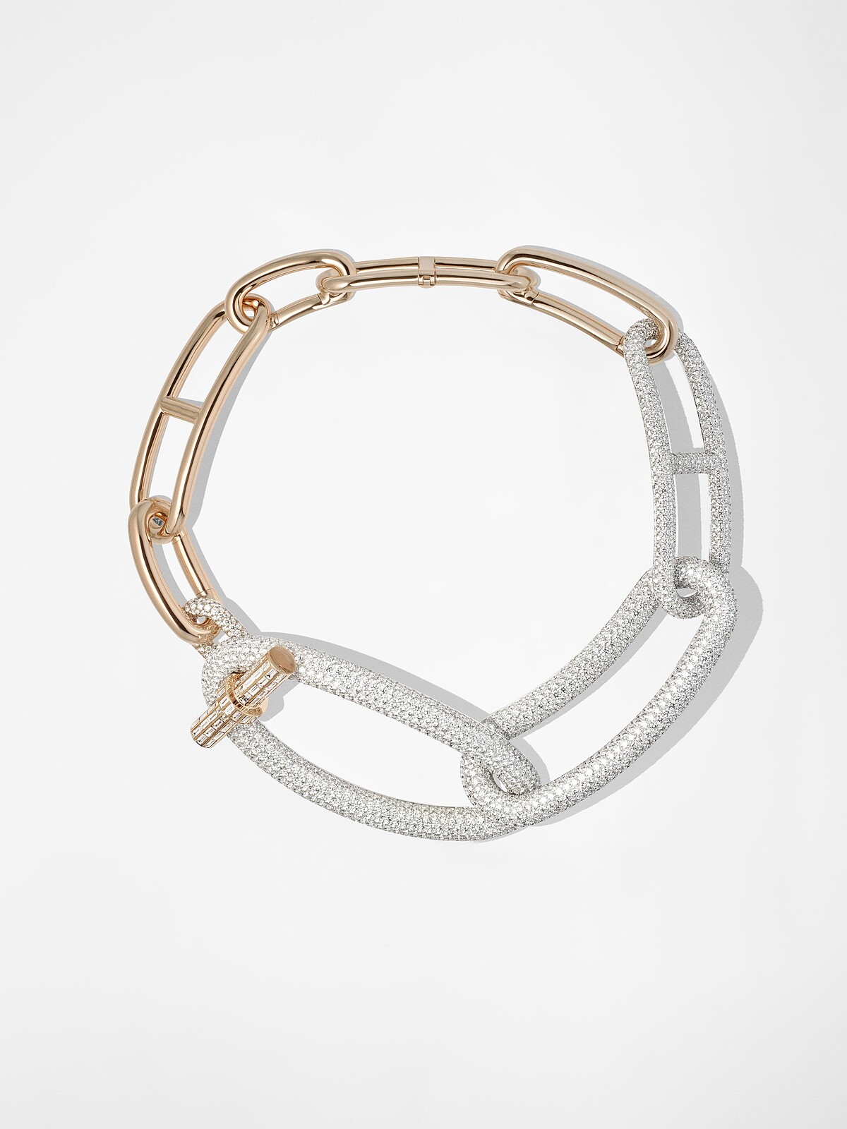 Adage Herm&egrave;s 玫瑰金與白K金鑲白鑽項鍊，鑽石共計有110.56克拉，售價NT30,074,500。