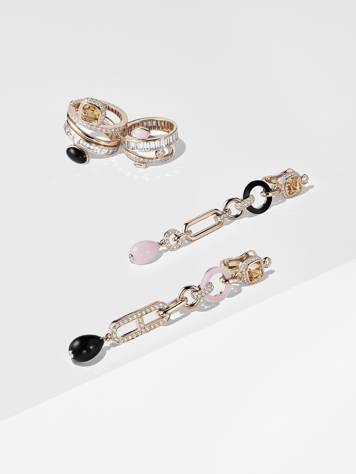 Herm&egrave;s Grand Jet&eacute; (上)玫瑰金鑲粉紅蛋白石,墨玉,黃橘色黃玉與白鑽五環雙指戒指，售價NT4,670,400/ (下)玫瑰金鑲黃橘色黃玉,墨玉,粉紅蛋白石與白鑽不對稱耳環，售價NT3,149,000