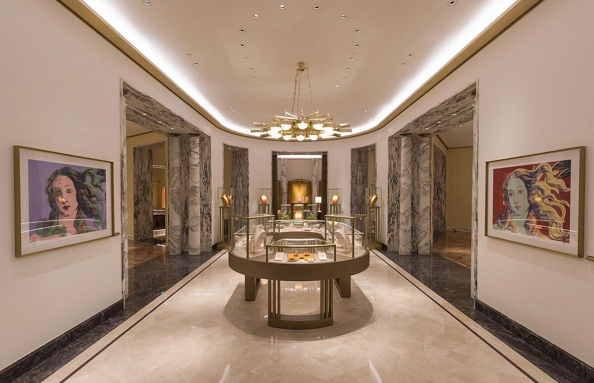 中央展區迎來橢圓展示櫃,與天花板上的Pavone水晶燈輝映牆上普普藝術大師Andy Warhol 畫作,彷若置身寶格麗藝廊