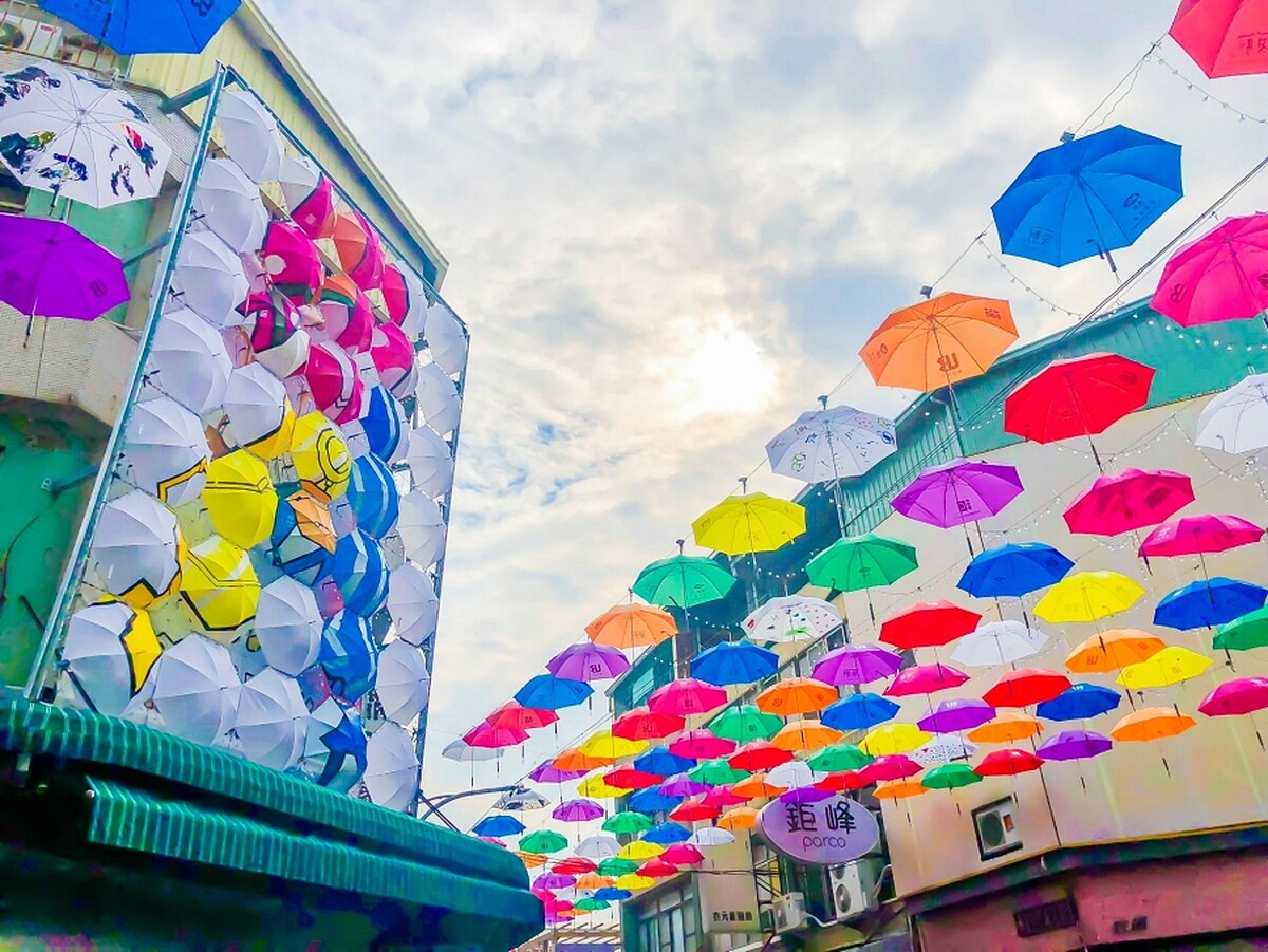 左邊就是特色「傘牆」