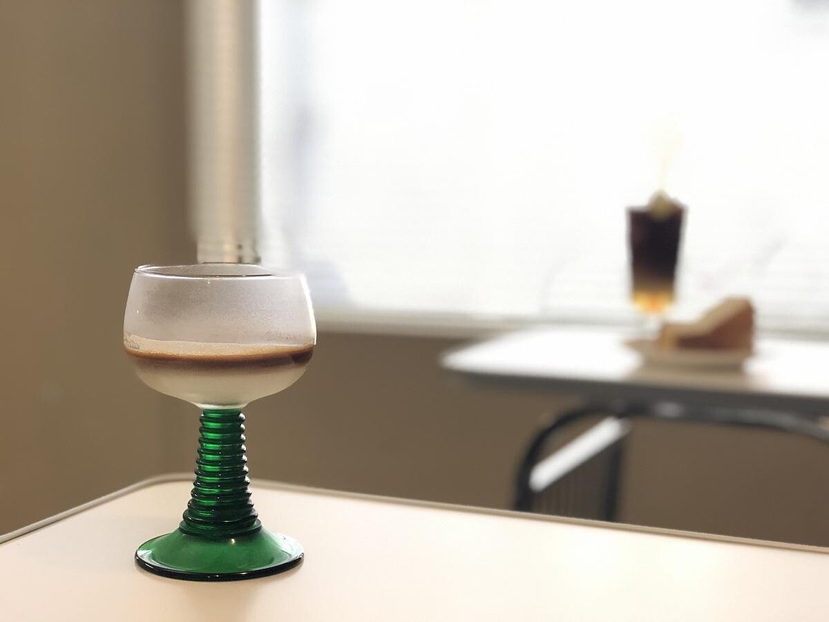 盛裝溫拿鐵的器皿，也是店裡美好的風景之一。