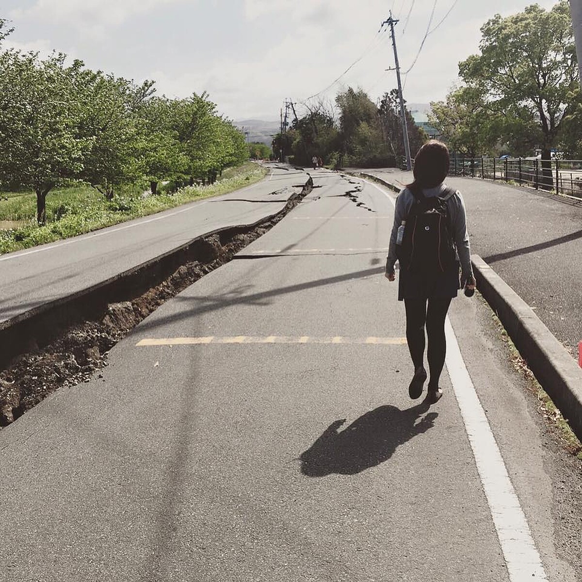 熊本益城町屋倒樹塌，柏油路也因為地震而裂開，我跟攝影記者兩人只能以徒步方式採訪