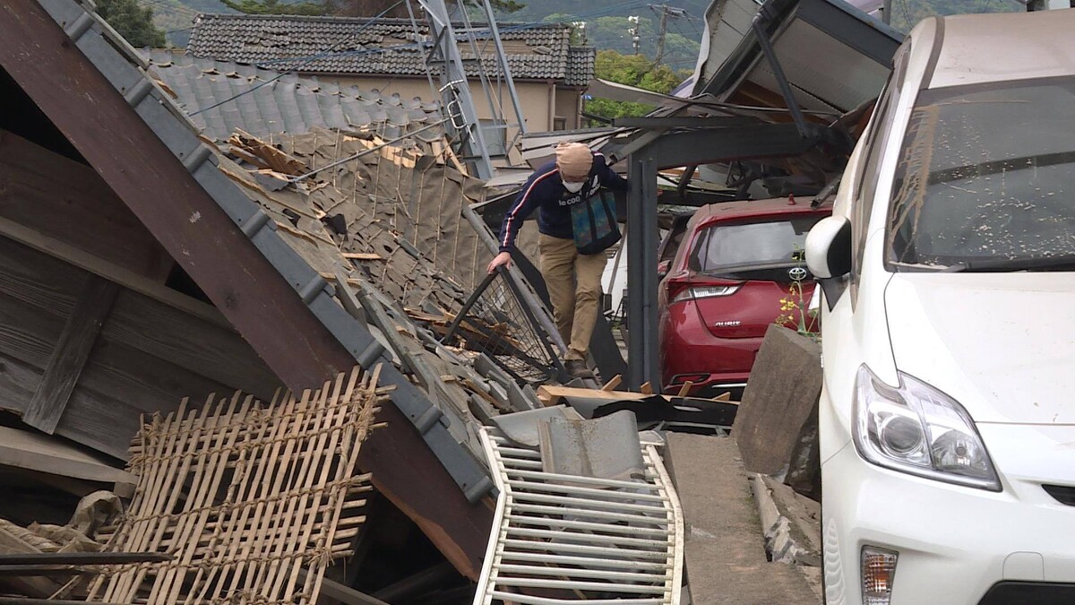 熊本益城町滿目瘡痍，居民冒險進家門找回值錢的財物