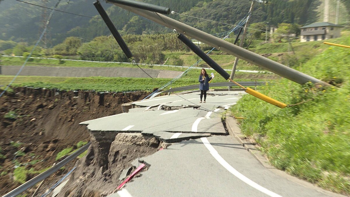 前往阿蘇火山區的路上看到山路斷裂的景象，立即不顧危險下車連線