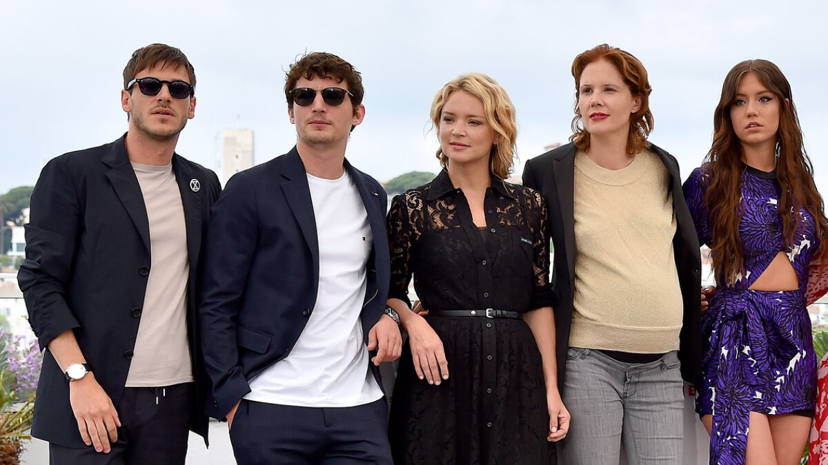 導演潔絲汀楚特（右二）與四位主演。今年五月時潔絲汀挺著孕肚出席坎城影展。