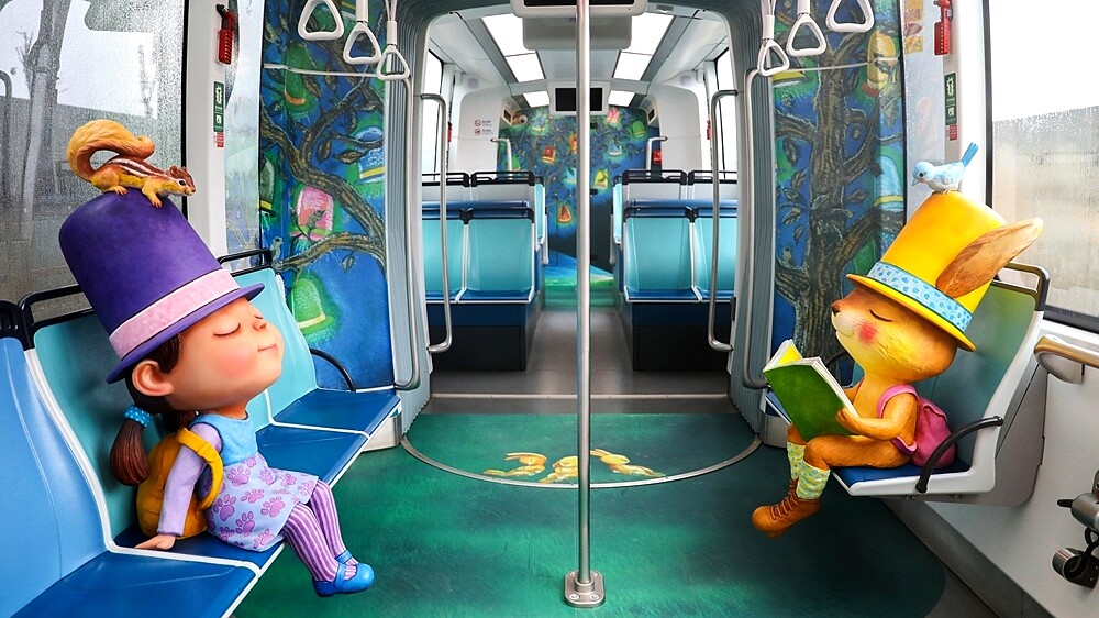 全球第一輛「幾米列車」可愛上路！淡海輕軌推3款主題列車，等身大娃娃陪搭車，宛如走進繪本中