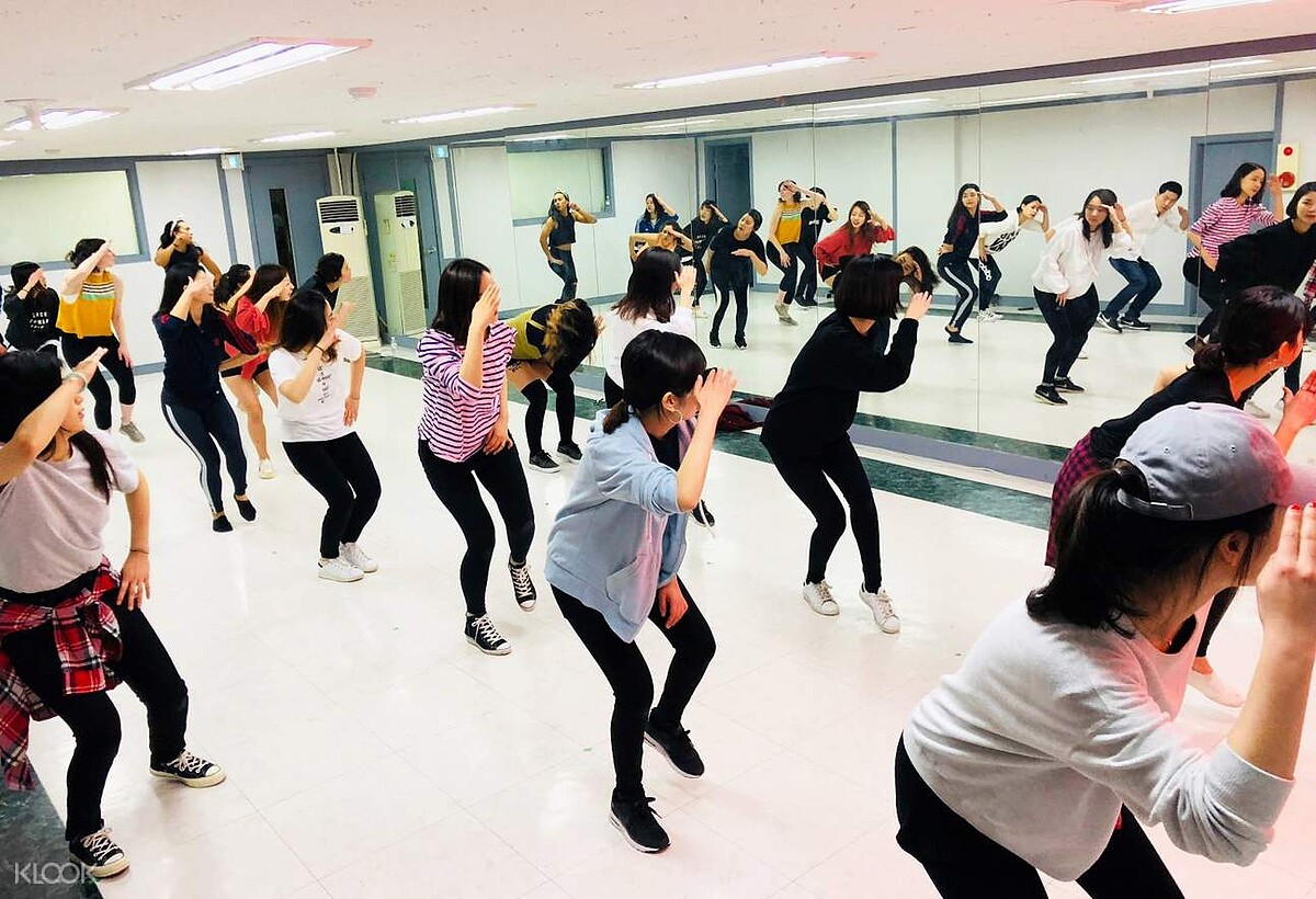 在專業舞蹈老師指導下，跳出像Kpop偶像一樣的舞步