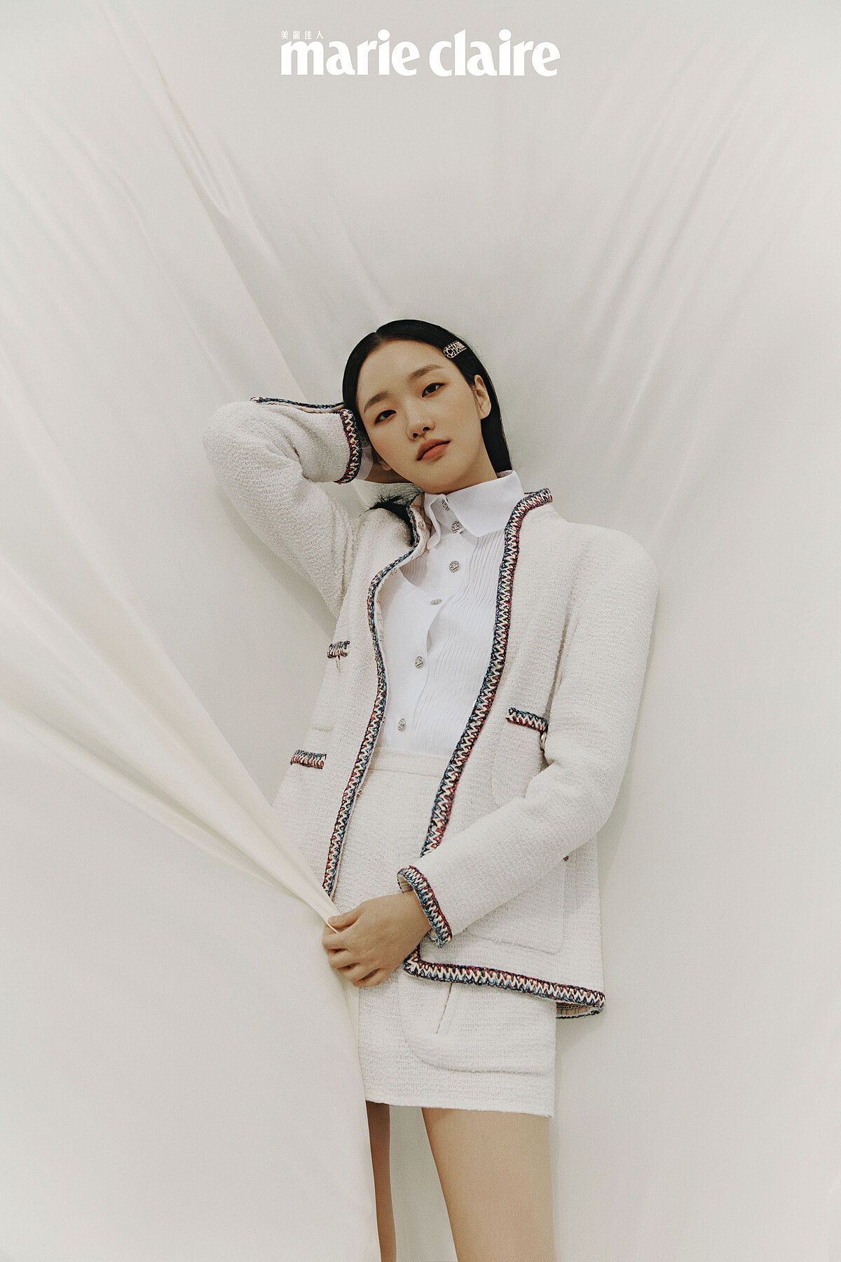 白色褶飾襯衫、斜紋軟呢外套、斜紋軟呢短裙、雙色粗跟鞋、Logo 髮夾、Coco Crush 戒指兩只，all by Chanel。