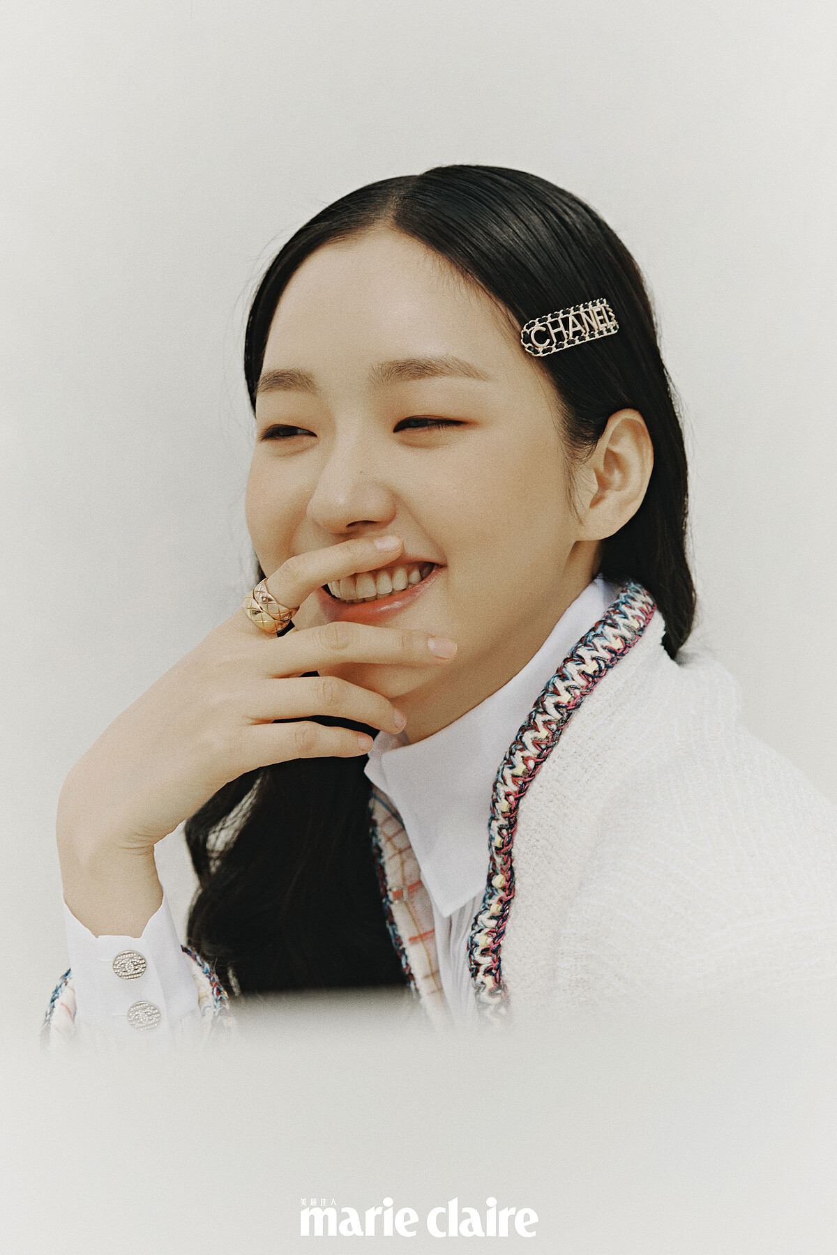 白色褶飾襯衫、斜紋軟呢外套、斜紋軟呢短裙、雙色粗跟鞋、Logo 髮夾、Coco Crush 戒指兩只，all by Chanel。