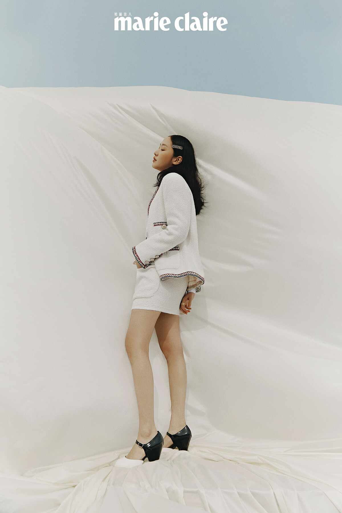 白色褶飾襯衫、斜紋軟呢外套、斜紋軟呢短裙、雙色粗跟鞋、Logo 髮夾、Coco Crush 戒指兩只，all by Chanel。