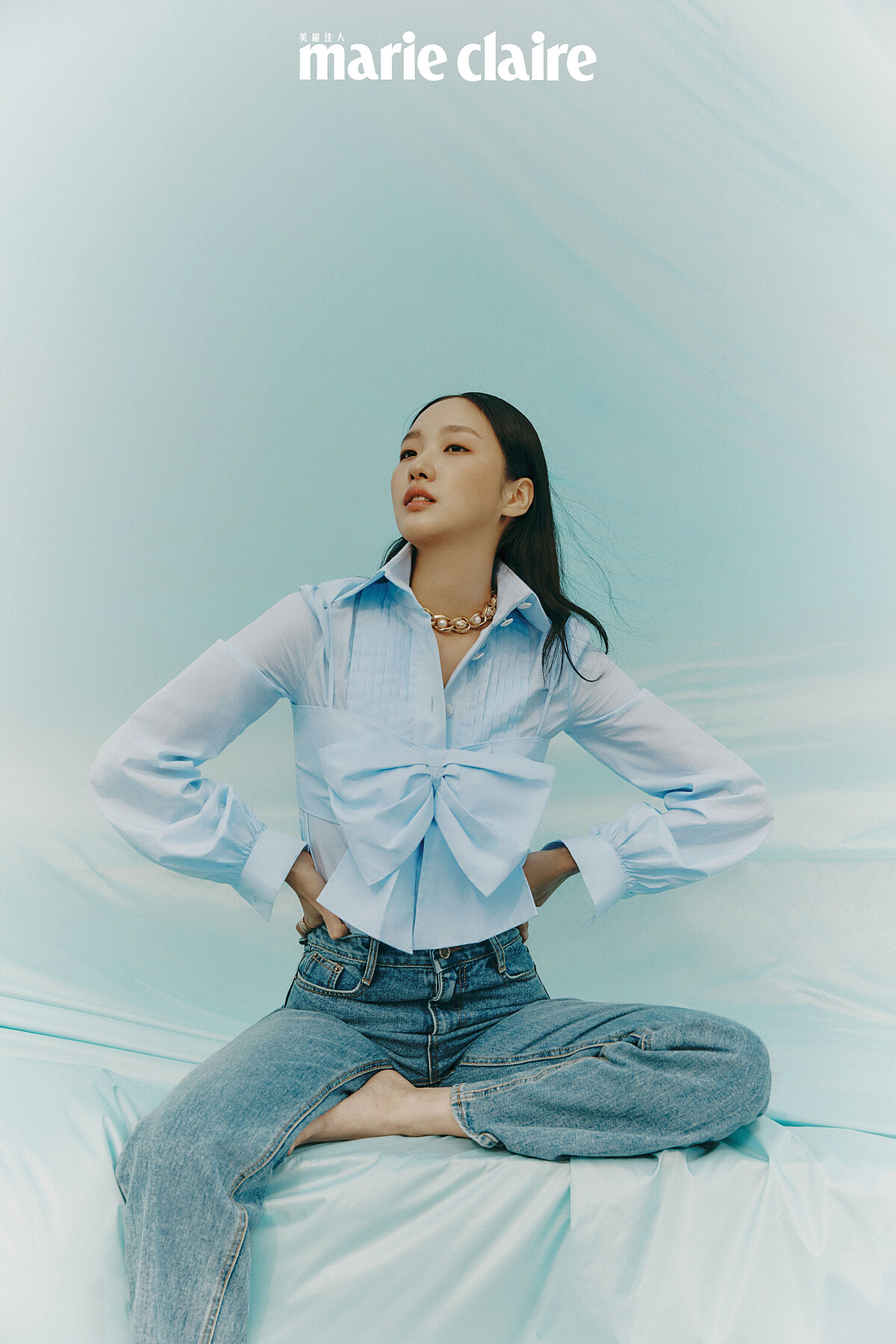 淡紫色褶飾襯衫、蝴蝶結短背心、珍珠造型項鍊，all by Chanel；丹寧褲為私人提供。