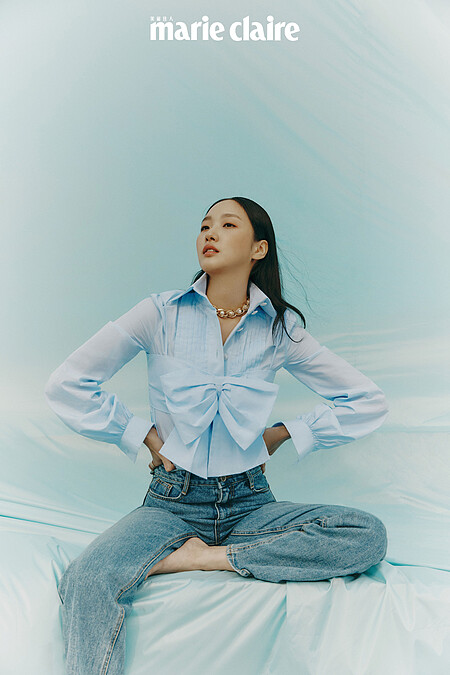 淡紫色褶飾襯衫、蝴蝶結短背心、珍珠造型項鍊，all by Chanel；丹寧褲為私人提供。